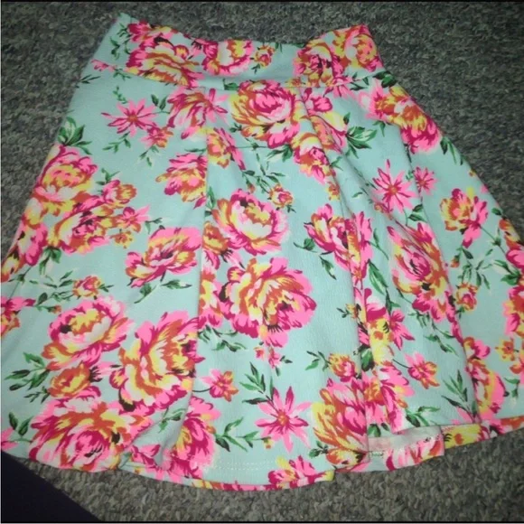 MAJOR IN SEARCH OF CHARLOTTE RUSSE SKATER SKIRT - Picture 3 of 3
